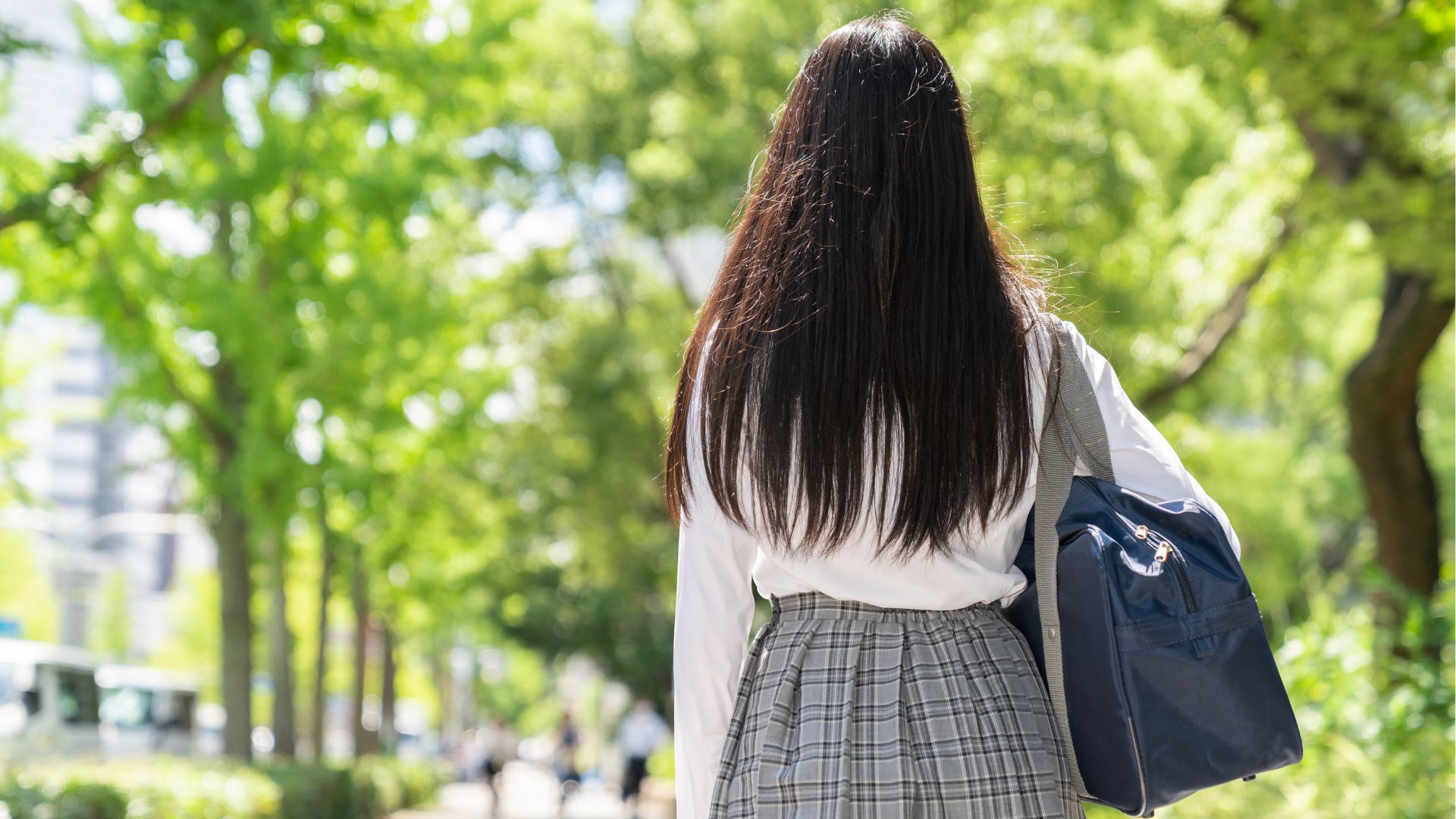 中学校へ通学する生徒