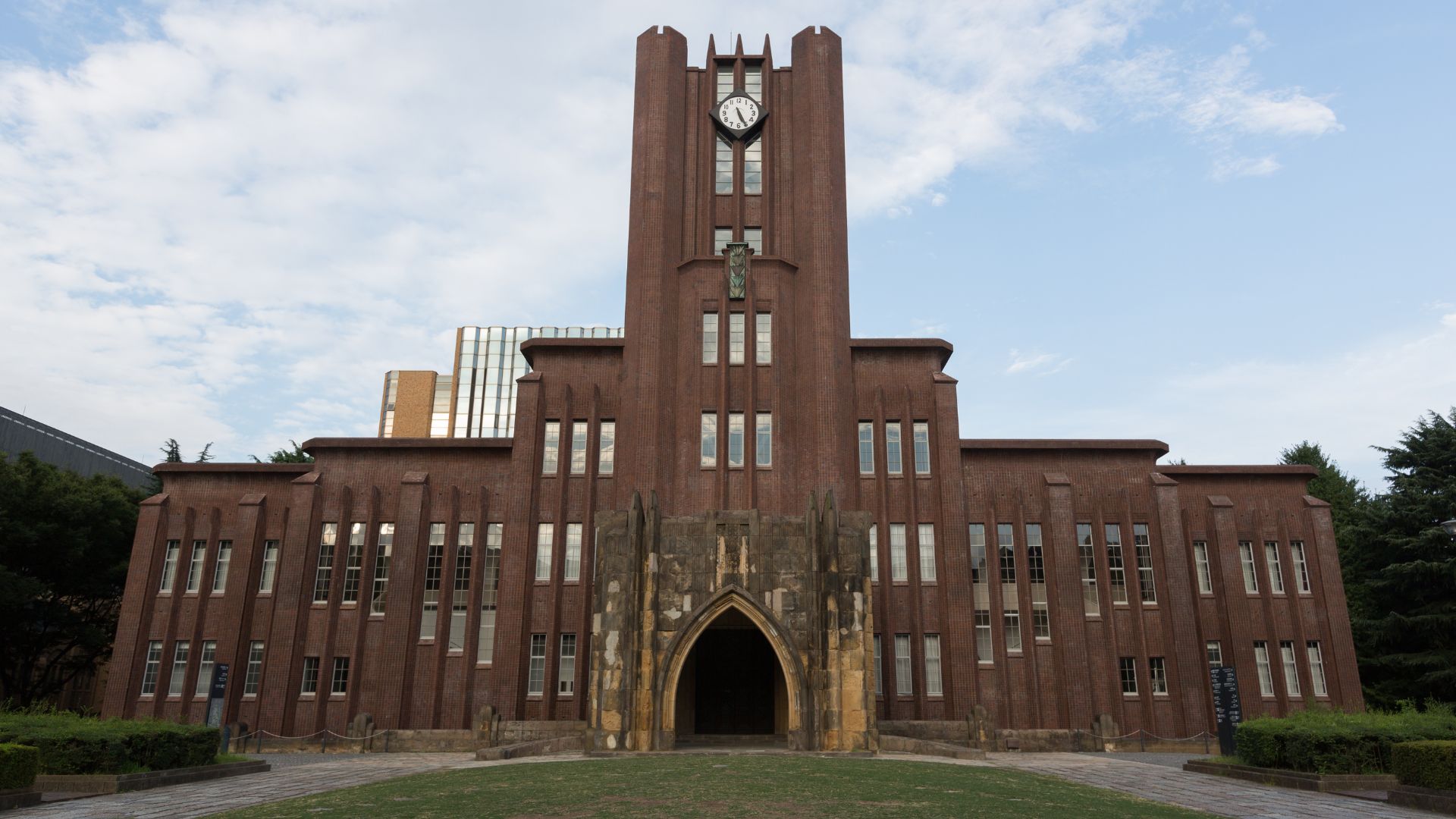 大学キャンパスの校舎